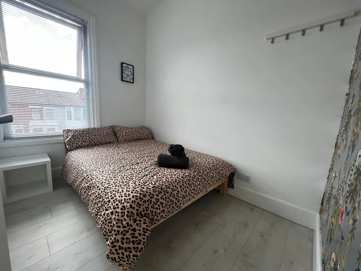 Safari Apartment, Free Parking, 10Min Walk To Blackpool Tower, Sleeps 12