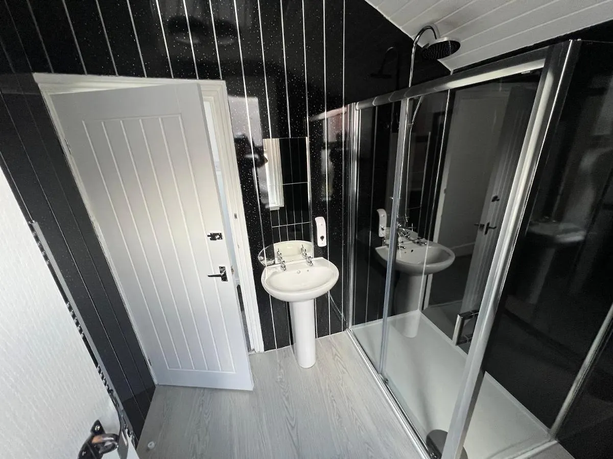 Safari Apartment, Free Parking, 10Min Walk To Blackpool Tower, Sleeps 12 0*,  United Kingdom