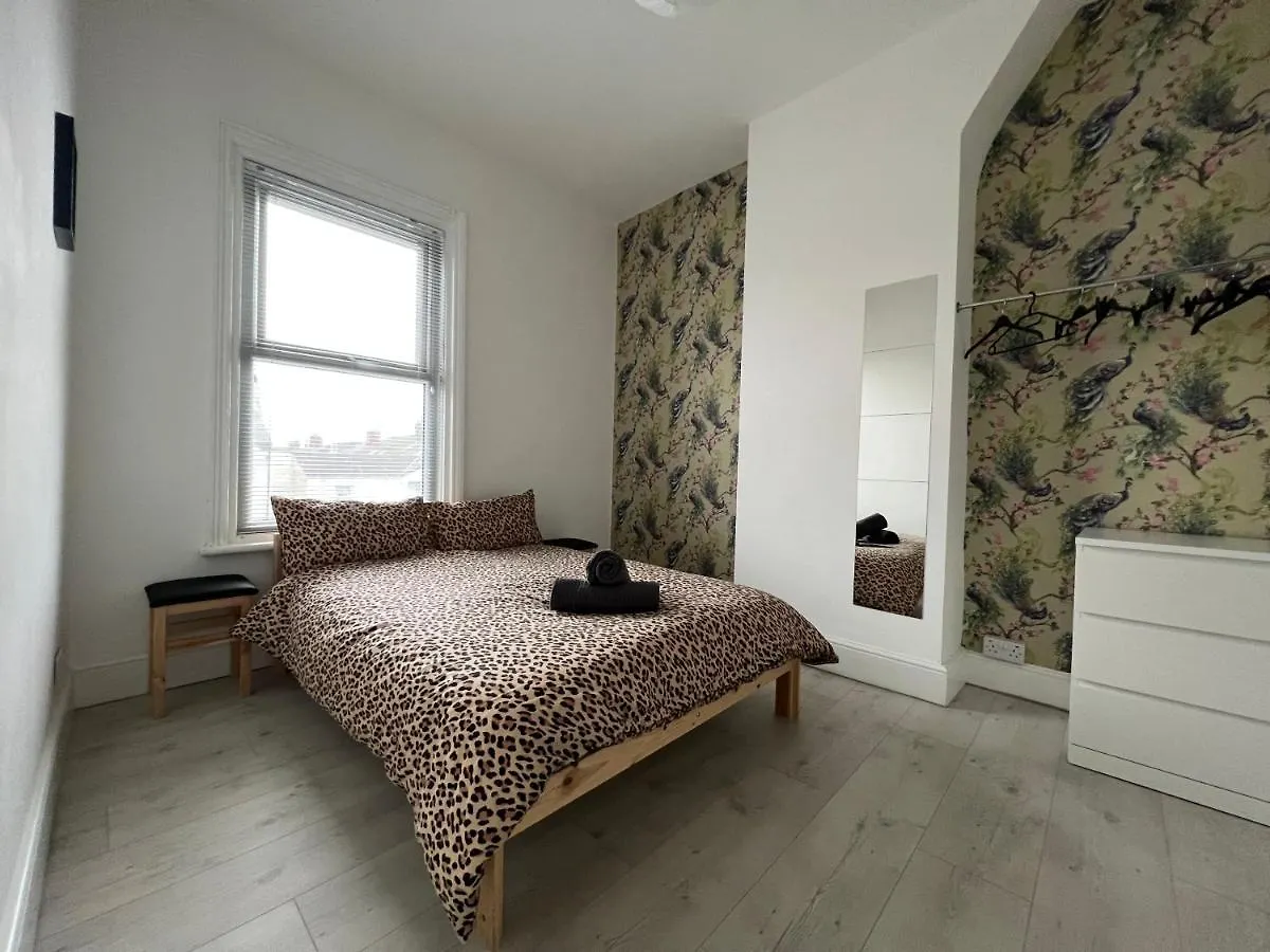 Safari Apartment, Free Parking, 10Min Walk To Blackpool Tower, Sleeps 12 0*,