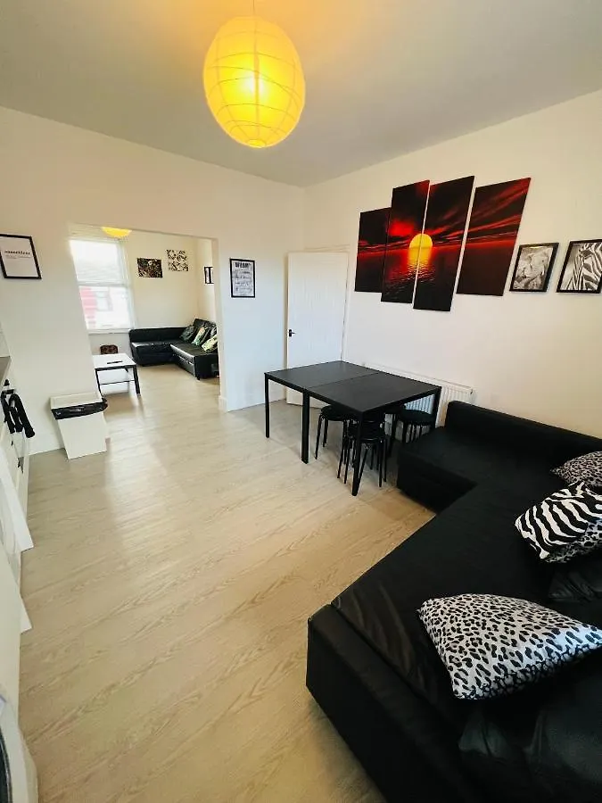 Safari Apartment, Free Parking, 10Min Walk To Blackpool Tower, Sleeps 12 Apartment