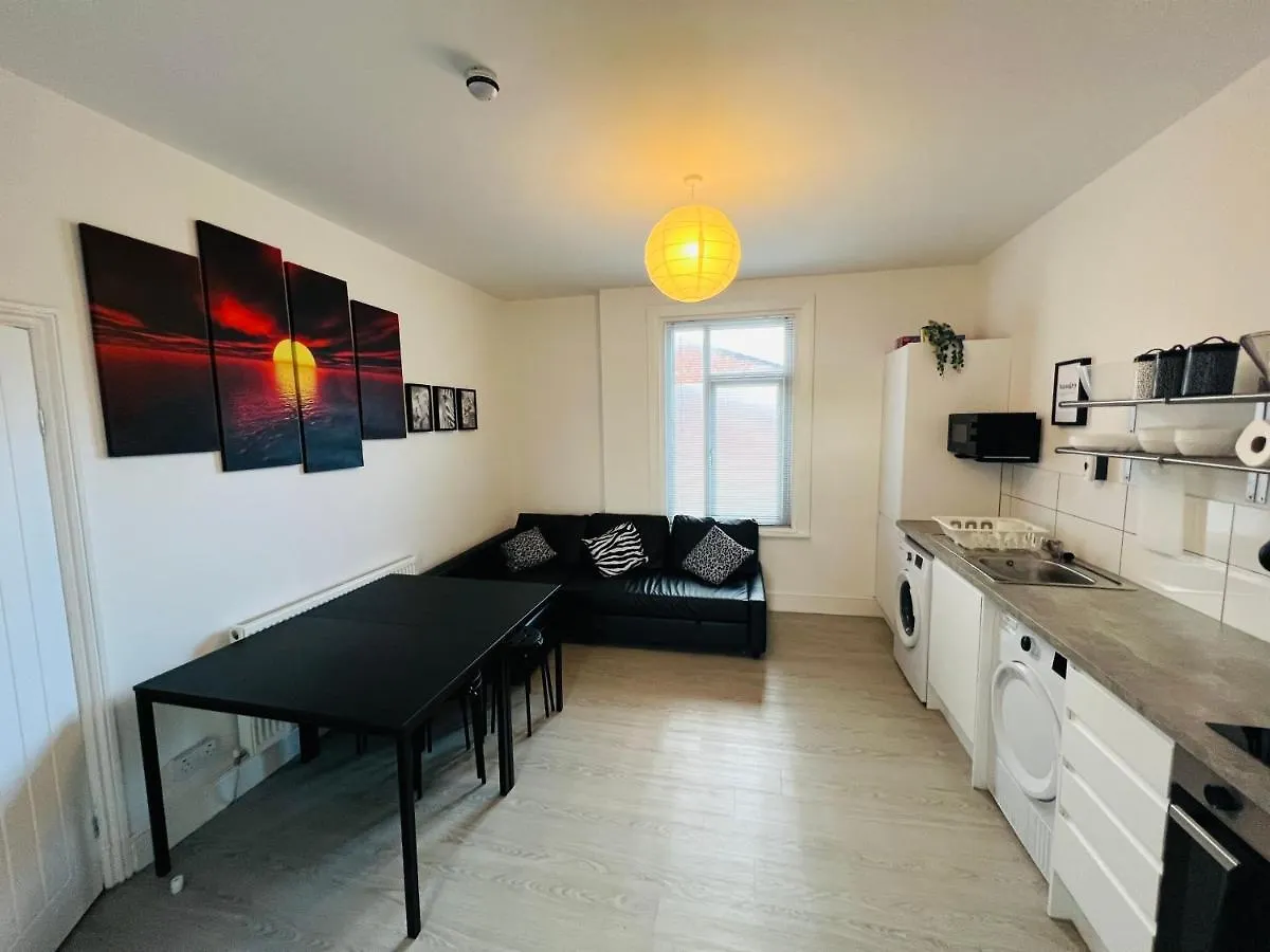 Apartment Safari Apartment, Free Parking, 10Min Walk To Blackpool Tower, Sleeps 12 United Kingdom