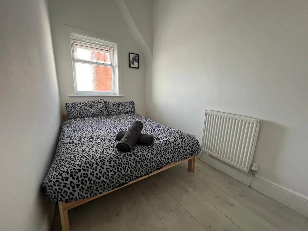 Safari Apartment, Free Parking, 10Min Walk To Blackpool Tower, Sleeps 12 Apartment