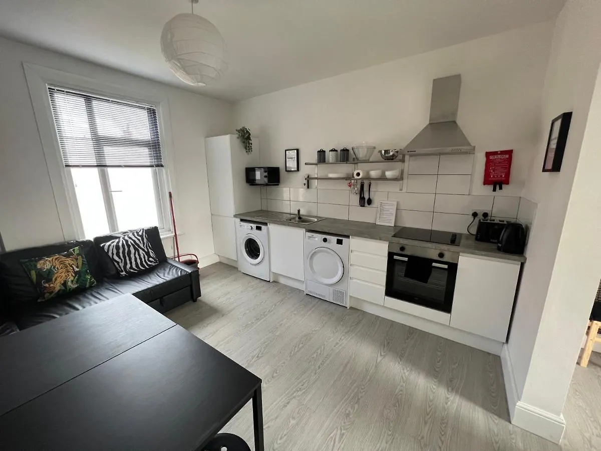 Apartment Safari Apartment, Free Parking, 10Min Walk To Blackpool Tower, Sleeps 12