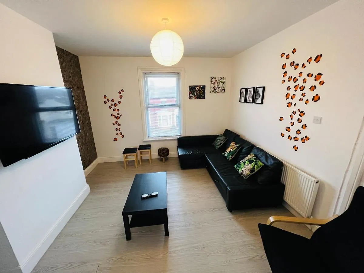 Safari Apartment, Free Parking, 10Min Walk To Blackpool Tower, Sleeps 12
