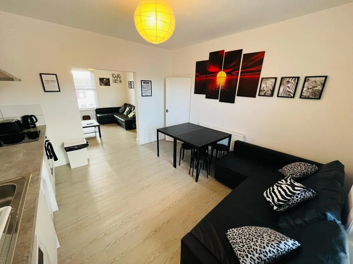 Apartment Safari Apartment, Free Parking, 10Min Walk To Blackpool Tower, Sleeps 12